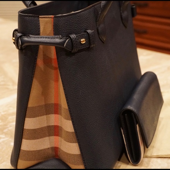 Navy signature Burberry bag - Picture 3 of 7